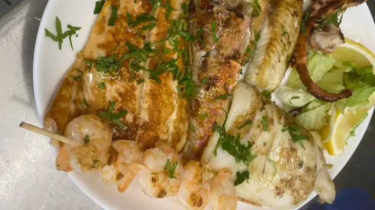 Gemischte Grillplatte mit frischem Fisch und Meeresfrüchten