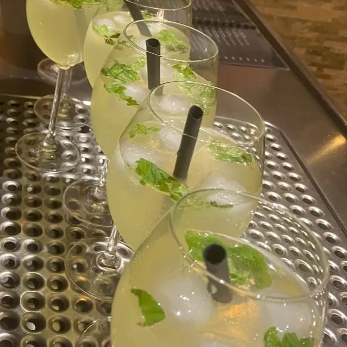 Hugo-Aperitivo mit Minze auf einem Tisch der Pizzeria Da Lina
