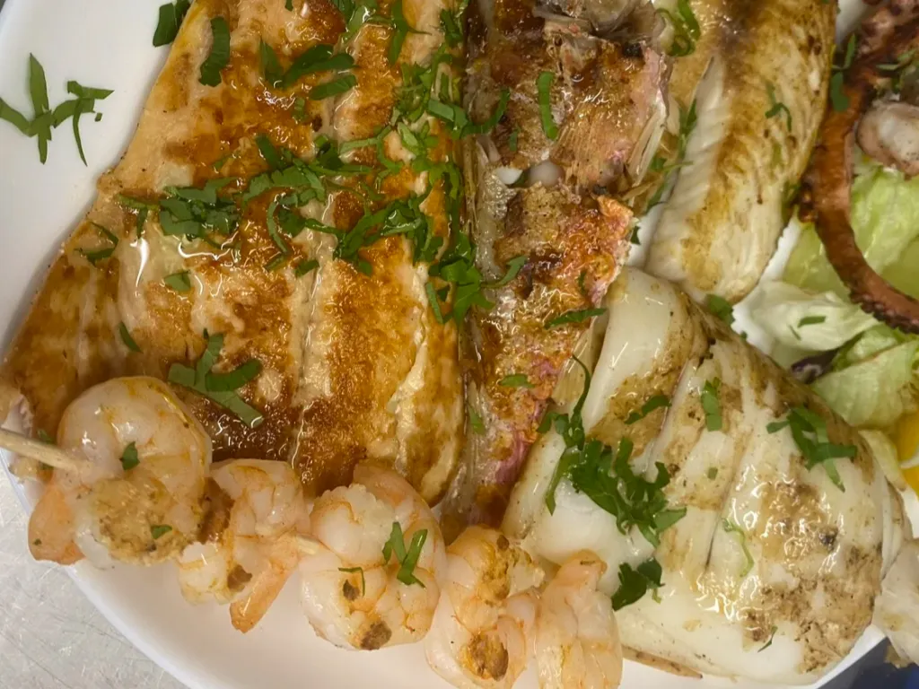Gemischte Grillplatte mit frischem Fisch und Meeresfrüchten