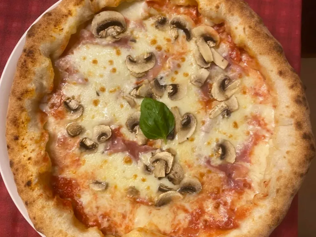 Steinofen-Pizza, frisch gebacken