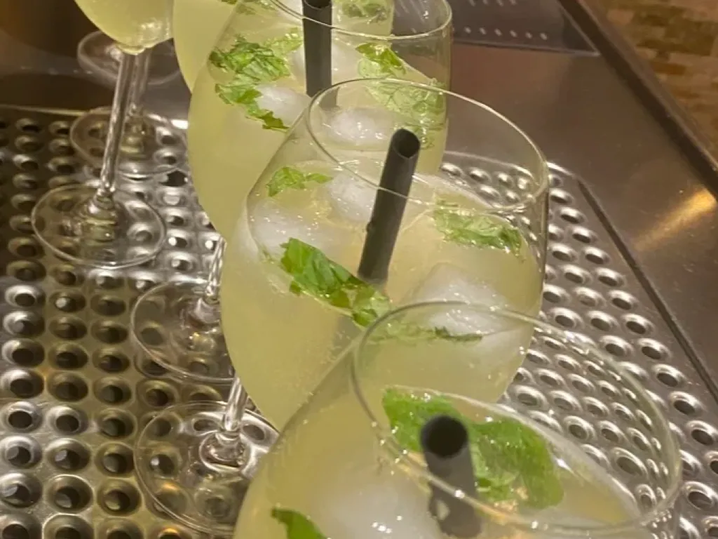 Hugo-Aperitivo mit Minze auf einem Tisch der Pizzeria Da Lina